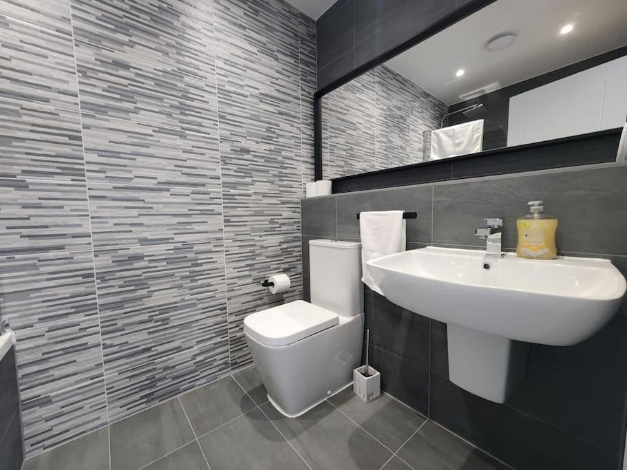Paradigm Court, Modern 2-Bedroom Apartment F2, Oxford Esterno foto